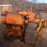 Trattore cingolato con lama e aratro