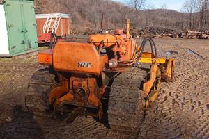 Trattore cingolato con lama e aratro