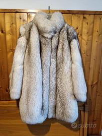 Vera pelliccia di volpe bianca argentata