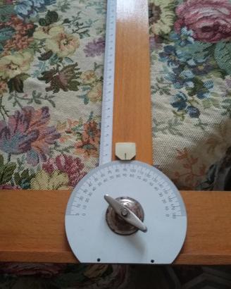 Riga a t in legno con goniometro