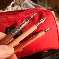 penne antiche con pennino ed inchiostro 