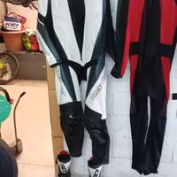 Tuta in pelle con sotto tuta e stivali 