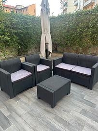 Salotto da giardino effetto rattan con tavolino