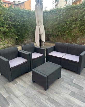 Salotto da giardino effetto rattan con tavolino