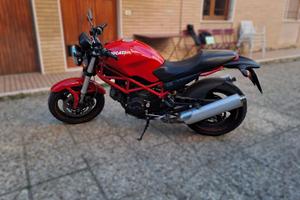 DUCATI Monster 695 .