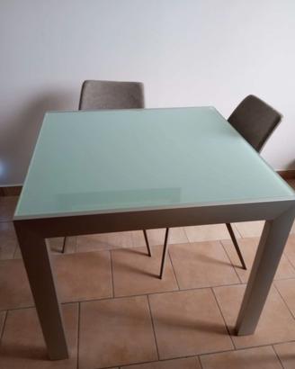 Tavolo quadrato in vetro e acciaio