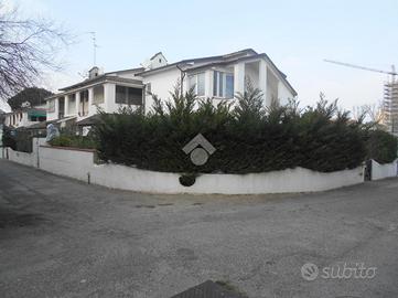 3 LOCALI A COMACCHIO