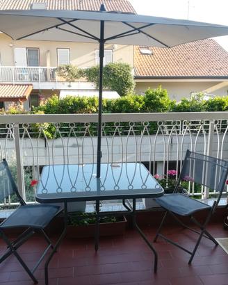 Set da giardino tavolo + 4 sedie + ombrellone