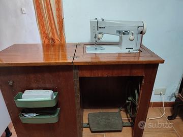 macchina da cucire Necchi con il suo mobile