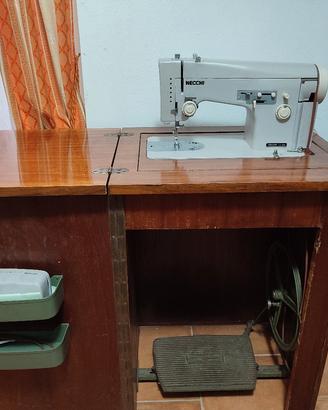macchina da cucire Necchi con il suo mobile