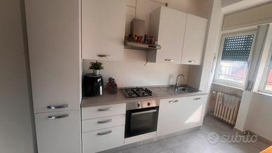 Cucina completa con tavolo . Camera da letto