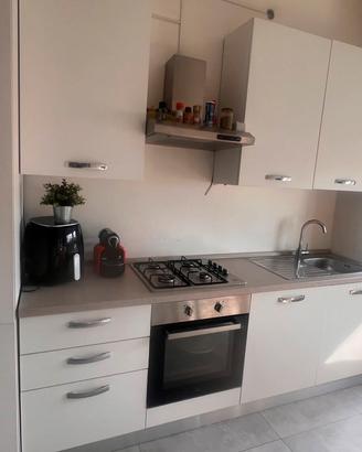 Cucina completa con tavolo . Camera da letto