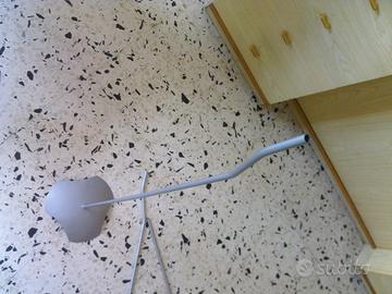 Supporti staffe aste piedistallo da pavimento per