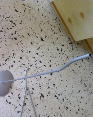 Supporti staffe aste piedistallo da pavimento per