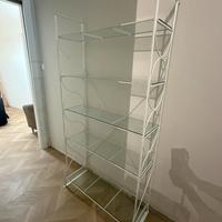Scaffale in ferro bianco con ripiani in vetro
