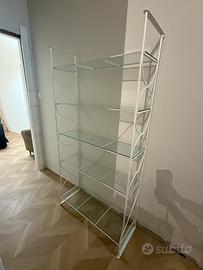 Scaffale in ferro bianco con ripiani in vetro