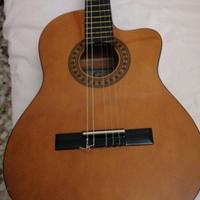 chitarra amplificata con fodero e accordatore