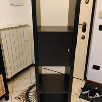 Libreria marrone con sportello