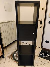 Libreria marrone con sportello