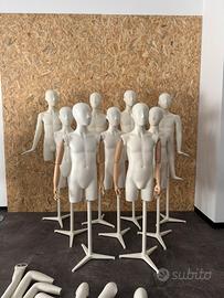 Manichini bambino con piedistallo bianco