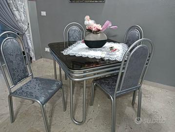 tavolo in acciaio e vetro