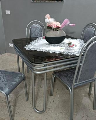 tavolo in acciaio e vetro