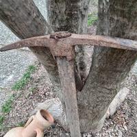 Piccone antico in ferro 