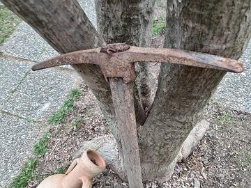 Piccone antico in ferro 