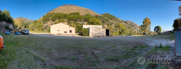 Grande area di 7000 mq con capannoni a Monreale