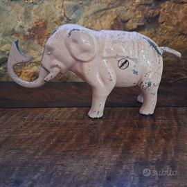 Salvadanaio a forma d'elefante in metallo.