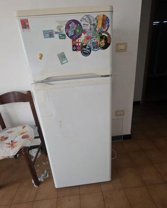 Frigorifero con congelatore a doppia porta
