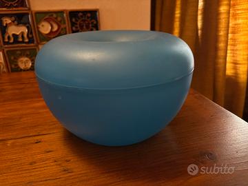 Biscottiera in materiale plastico blu