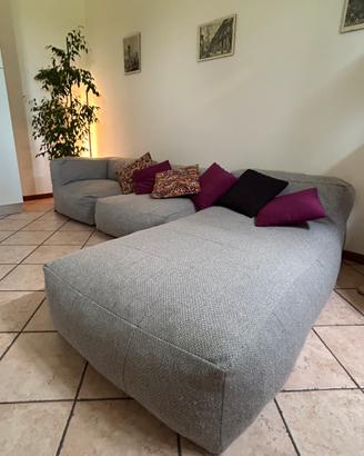 Divano modulabile e componibile con chaise longue