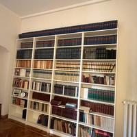 voluminosa biblioteca giuridica