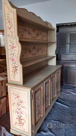 Libreria stile veneziano in legno dipinto a mano.
