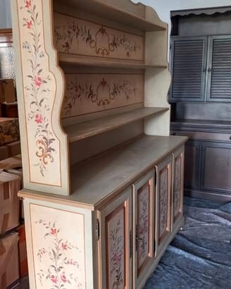 Libreria stile veneziano in legno dipinto a mano.