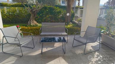 Set divanetto con sedie e tavolino per esterni