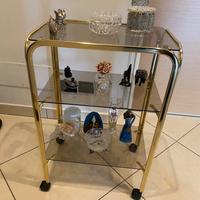 Carrello porta oggetti in ottone e vetro