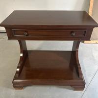 Coppia di comodini in legno castagno