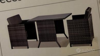 tavolo con poltrone da giardino