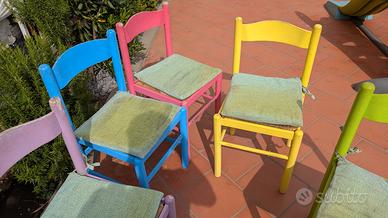 sedie di legno colorate