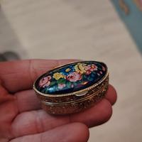 portapillole vintage con decoro floreale