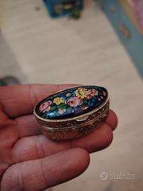 portapillole vintage con decoro floreale