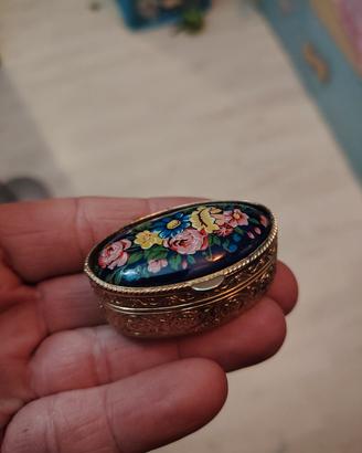 portapillole vintage con decoro floreale