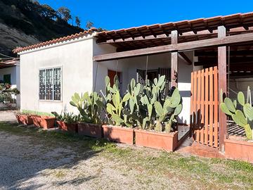 Lucrino bilocale con spazio esterno e posti auto