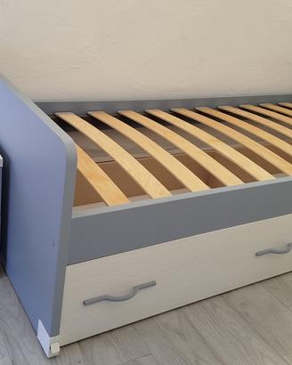 Letto con cassetti e comodino per camerina