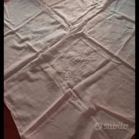 centrotavola in lino ricamato a mano con fiorellin