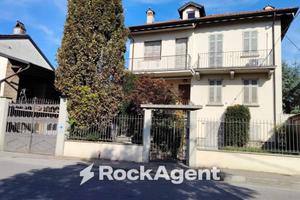 Villa di 240 m² con più di 5 locali e box auto dop