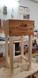 Sgabello fatto con cassette di vino