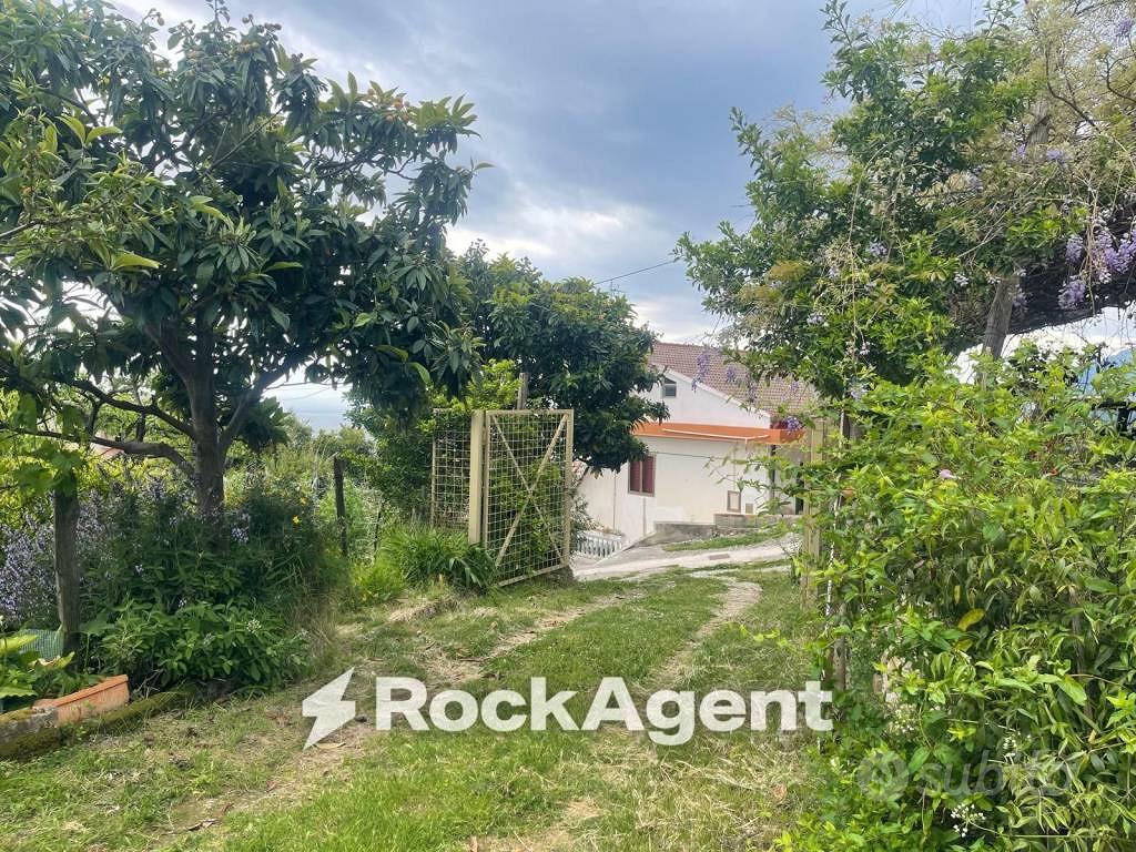 Rustico / Casale di 114 m² con 3 locali a Salerno - Altro